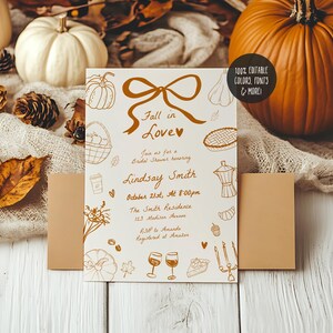 Puede incluir: Una invitación a una despedida de soltera con temática otoñal, con el texto "Fall in Love" y los detalles del evento. La invitación presenta ilustraciones dibujadas a mano de calabazas, comida y hojas de otoño. Dos tarjetas en blanco se colocan al lado.