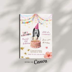 Può includere: Un biglietto d'invito per compleanno con una foto in bianco e nero di una persona con un cappellino da festa rosa dietro una torta con candeline accese. Il testo recita Let's celebrate, Shhh it's a surprise!, Nancy's 21st birthday, June 27th, At 9:00pm, Bijous Restaurant, 1567 Rosa Av. Miami, RSVP to Jess (456.456.456) e Editable on Canva. Decorato con stelle filanti colorate, stelle dorate e un fiore di ibisco rosa.