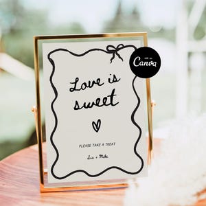 Placa "O Amor é Doce" com Laço Preto Desenhado à Mão para Chá de Panela, Sinalização para Buffet de Doces, Borda Ondulada para Mesa de Sobremesas, Placas para Mesa de Presentes de Casamento