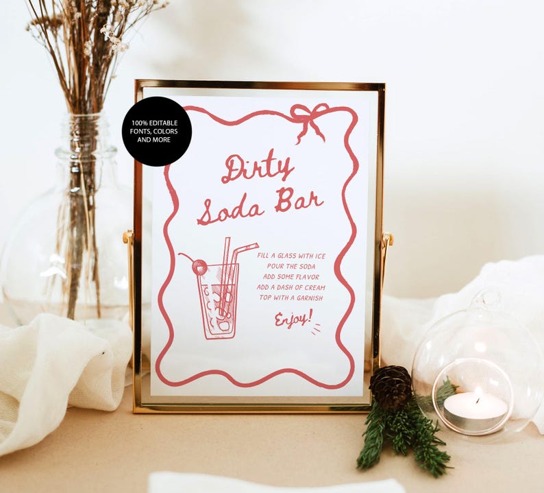Op de afbeelding: Een goudkleurig ingelijst bord met de tekst "Dirty Soda Bar" in rode letters. Het bord bevat instructies voor het maken van een frisdrank, een tekening van een frisdrank en het woord "Enjoy!"