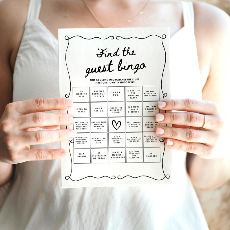 Pu&ograve; includere: Una scheda di bingo per matrimoni stampabile con un design in bianco e nero. La scheda ha un cuore al centro ed &egrave; piena di caselle che contengono indizi per gli ospiti da trovare al matrimonio. Il testo sulla scheda dice "Find the guest bingo".