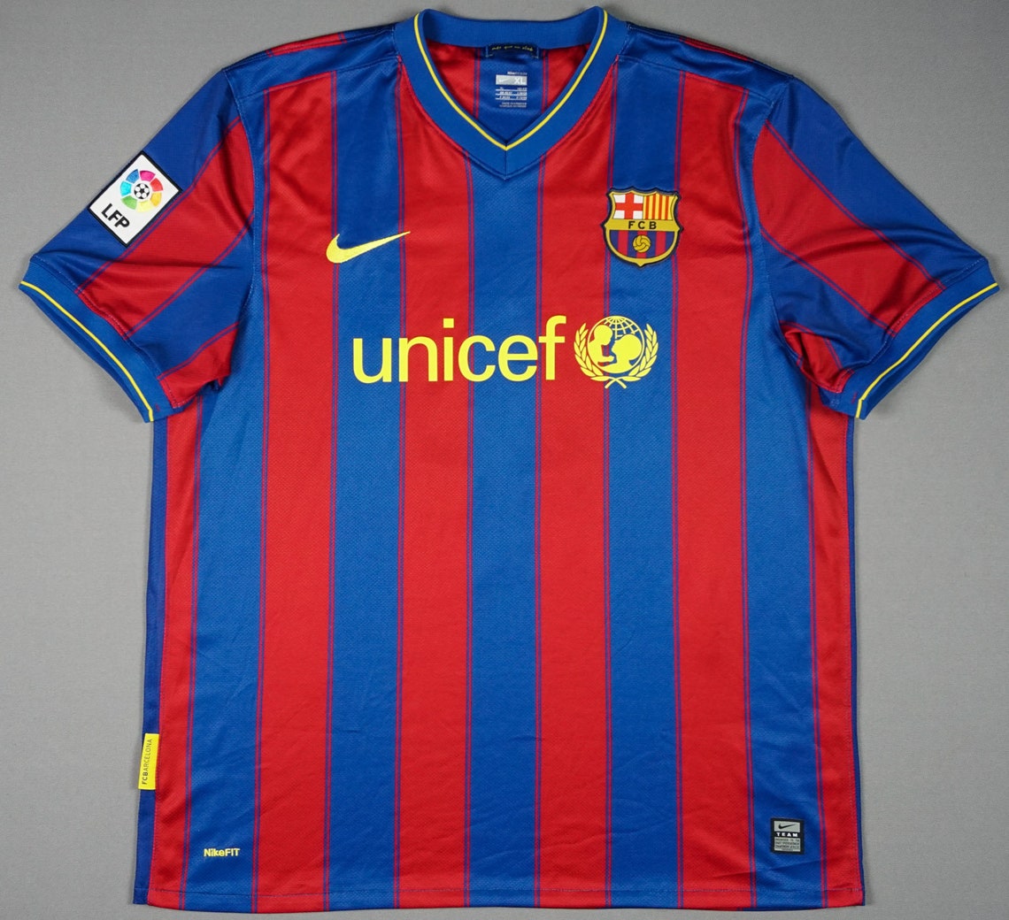 t shirt with a motif h