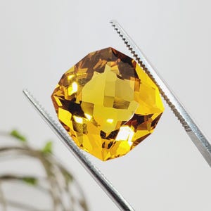 Piedra preciosa suelta facetada de cuarzo color citrino dorado de 14,00 ct, talla cojín cuadrada de 15 mm.