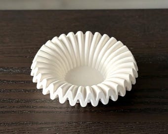 Plato para anillos con diseño de ondas con volantes, pequeño soporte para joyas con volantes, plato multiusos neutro, regalo estético para compromiso, almacenamiento minimalista de joyas
