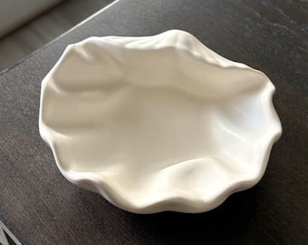 Plato organizador de conchas costeras, bandeja para joyas de conchas marinas neutras, decoración estética para casas de playa, soporte minimalista para anillos, piedra hecha a mano