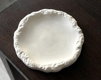 Bandeja redonda Earth & Stone, bandeja organizadora con textura de roca orgánica, posavasos de hormigón neutro, bandeja estética para llaves de entrada, plato decorativo minimalista.