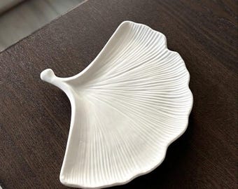 Bandeja con forma de hoja de ginkgo, bandeja neutra para baratijas botánicas, soporte estético para anillos con forma de hoja, decoración minimalista de otoño, bandeja de piedra hecha a mano.