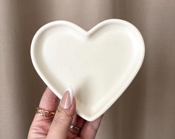 Bandeja minimalista con forma de corazón, bonito soporte para anillos en tonos neutros, organizador de joyas estético, decoración moderna con piedra, regalo de San Valentín hecho a mano.
