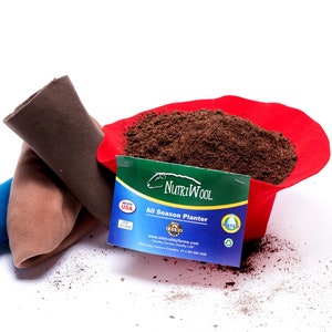 Puede incluir: Un macetero de fieltro rojo lleno de tierra marrón. El macetero está etiquetado como "NutriWool All Season Planter" y presenta un logotipo verde y azul con una oveja y el texto "Water".