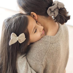 Handgemachtes Scrunchie aus Musselin- modernes Haargummi für Frauen