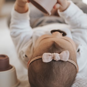 Babys erstes Haarband: Handgefertigte Musselin-Haarschleife für Mädchen Perfektes Geschenkset zur Geburt Bild 5