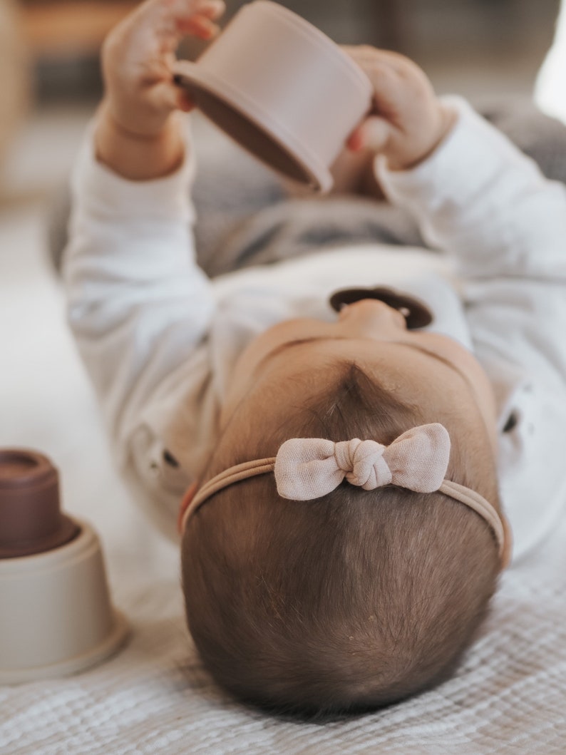 Babys erstes Haarband: Handgefertigte Musselin-Haarschleife für Mädchen Perfektes Geschenkset zur Geburt Bild 5