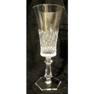 Puede incluir: Una flauta de champán de vidrio transparente con un patrón de diamante en la copa y una base hexagonal.