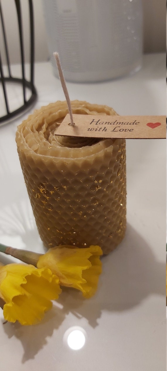 Candle made of natural beeswax (a isel)