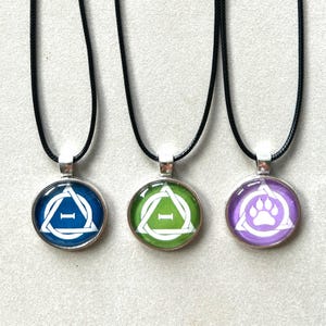 Könnte beinhalten: Eine weiße Keramik-Tasse mit schwarzem Henkel und dem Text "But First, Coffee" in schwarzer, fetter Schrift. Die Tasse steht auf einer weißen Oberfläche.