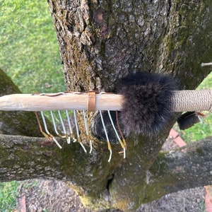 Baguette à pointe de quartz du voyageur mystique | Baguette magique d'inspiration amérindienne avec détails en cuir, plumes et laiton