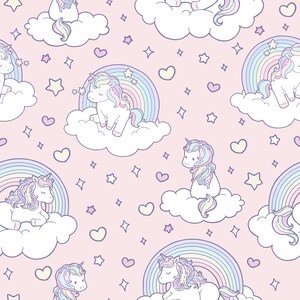 Könnte beinhalten: Ein nahtloses Muster mit pastellrosa Einhörnern mit Regenbogenmähne und -schwanz, die auf flauschigen weißen Wolken mit Regenbogenbögen hinter ihnen sitzen. Der Hintergrund ist zartrosa mit verstreuten Herzen, Sternen und Glitzer.
