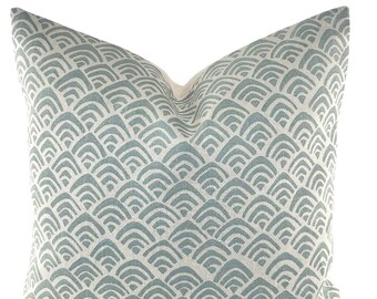 Saliegroene linnen kussensloop: geometrische print, modern interieur