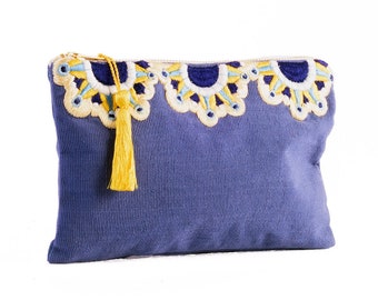Boho Chic Ethnic clutch bag hecho a mano - Flores azules bordado a mano embrague con borla y cremallera metálica hecha en Guatemala