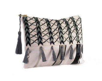Boho Chic Ethnic embrague bordado a mano en blanco y negro con borlas y cremallera metálica hecha en Guatemala
