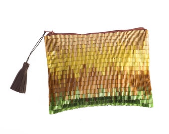 Bolso clutch Ombre dorado y verde hecho a mano con borlas - Para los amantes de la moda lenta - Homecoming Clutch