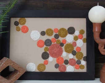 Colgante de pared de flores en tono tierra bordadas a mano por en Guatemala por Mujer Maya