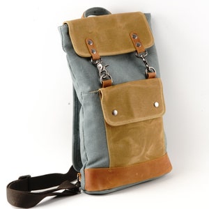 Sac à bandoulière en toile cirée avec empiècement en cuir