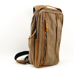 Bolso bandolera de lona con ribete de cuero. Se puede llevar sobre el hombro, cruzado por delante o por detrás.