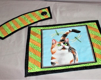 Alfombrilla y funda para taza con forma de gatito