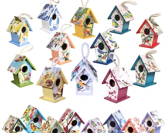 Peut inclure: Plusieurs nichoirs décoratifs aux couleurs vives, ornés de motifs floraux et d'oiseaux. Les couleurs incluent le bleu, le jaune, le vert et le rouge. Chaque nichoir possède une ouverture circulaire et une corde pour suspendre. Le texte "Choose Your Design from the Dropdown Menu" est visible.