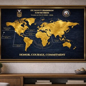 Può includere: Un'opera d'arte da parete incorniciata che presenta una mappa del mondo color oro su sfondo blu scuro. Il testo recita ITC SCOTT P. HENDERSON (USN RETIRED) TOURS OF DUTY 2000-2026 e HONOR, COURAGE, COMMITMENT, con insegne militari e indicatori.