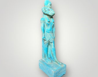 Incredibile statua dell'antico dio egiziano Khnum incoronato con il disco solare e il cobra Dio della creazione, realizzata in Egitto