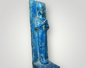 Estatua de Osiris renacido, gran relieve, escultura faraónica de piedra pesada con la inscripción de Horus, portador de llamas gemelas, hecha en Egipto