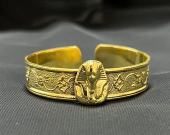 Egyptiskt farao-manschettarmband i gyllene mässing – Handgjorda antika smycken med kung Tut-symbolen i Egypten