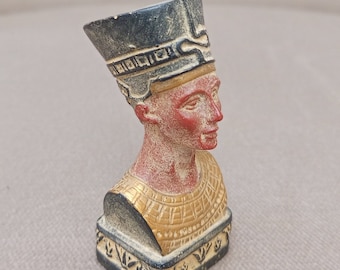 ネフェルティティ像：エジプト女王のコレクターズアイテム、エジプト製