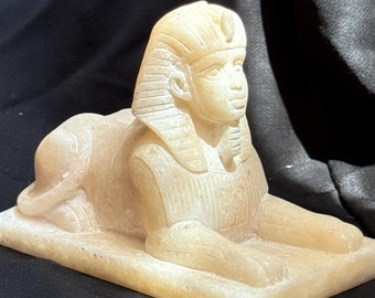 希少なエジプトのスフィンクスのレプリカ像。スフィンクス。ギザの重厚