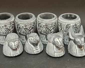 箱付きのカノプス壺のレプリカ4つ。素晴らしい装飾とトルコ石の釉薬が