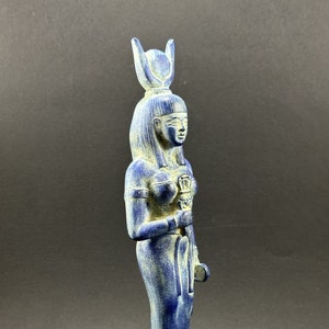 Autentica statua della dea Iside Scultura egiziana antica fatta a mano in pietra pesante realizzata in Egitto immagine 1