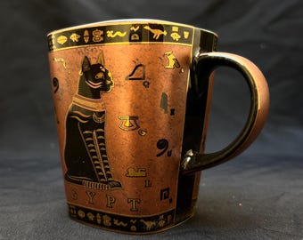 古代エジプトの神殿の供物 黒マグカップ - エジプトの陶器マグカップ 古代エジプトの神殿の供物 黒マグカップ - エジプトの陶器マグカップ