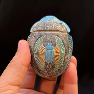 小さな珍しいエジプトのスカラベのお守りのセット。カブトムシのライト