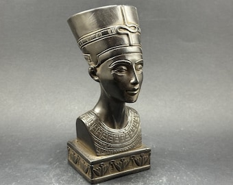 ネフェルティティ像：エジプト女王のコレクターズアイテム、エジプト製