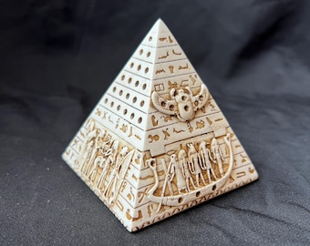 エジプトで作られた象形文字のデザインが施された古代の象牙の