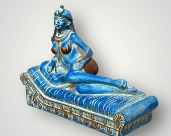 エジプトで作られた石灰石で作られた、玉座に座るクレオパトラ女王の