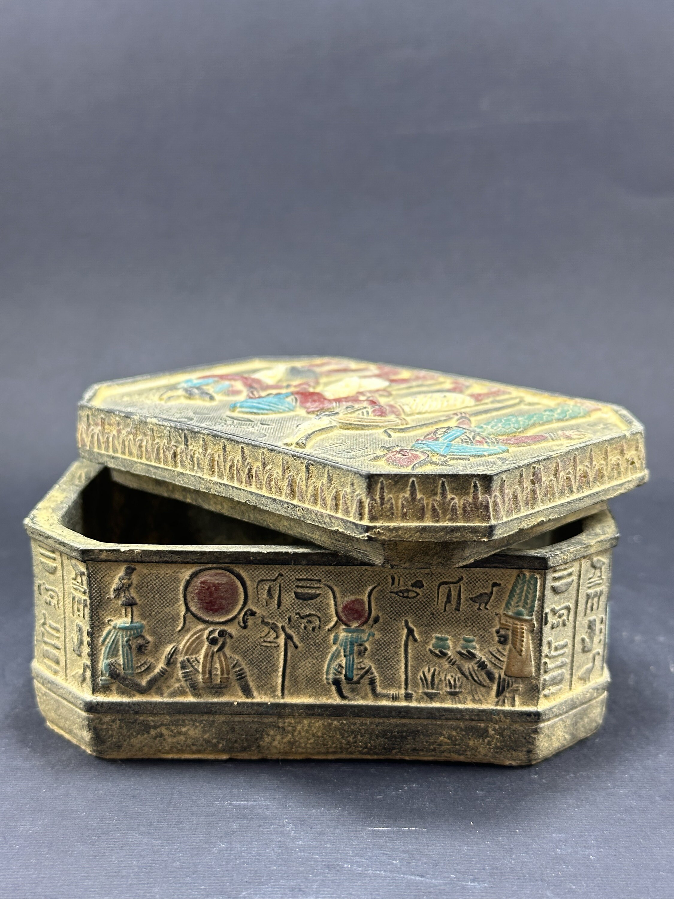 古代エジプトのファラオ風の宝箱 石と天然色で作られたエジプトの宝箱