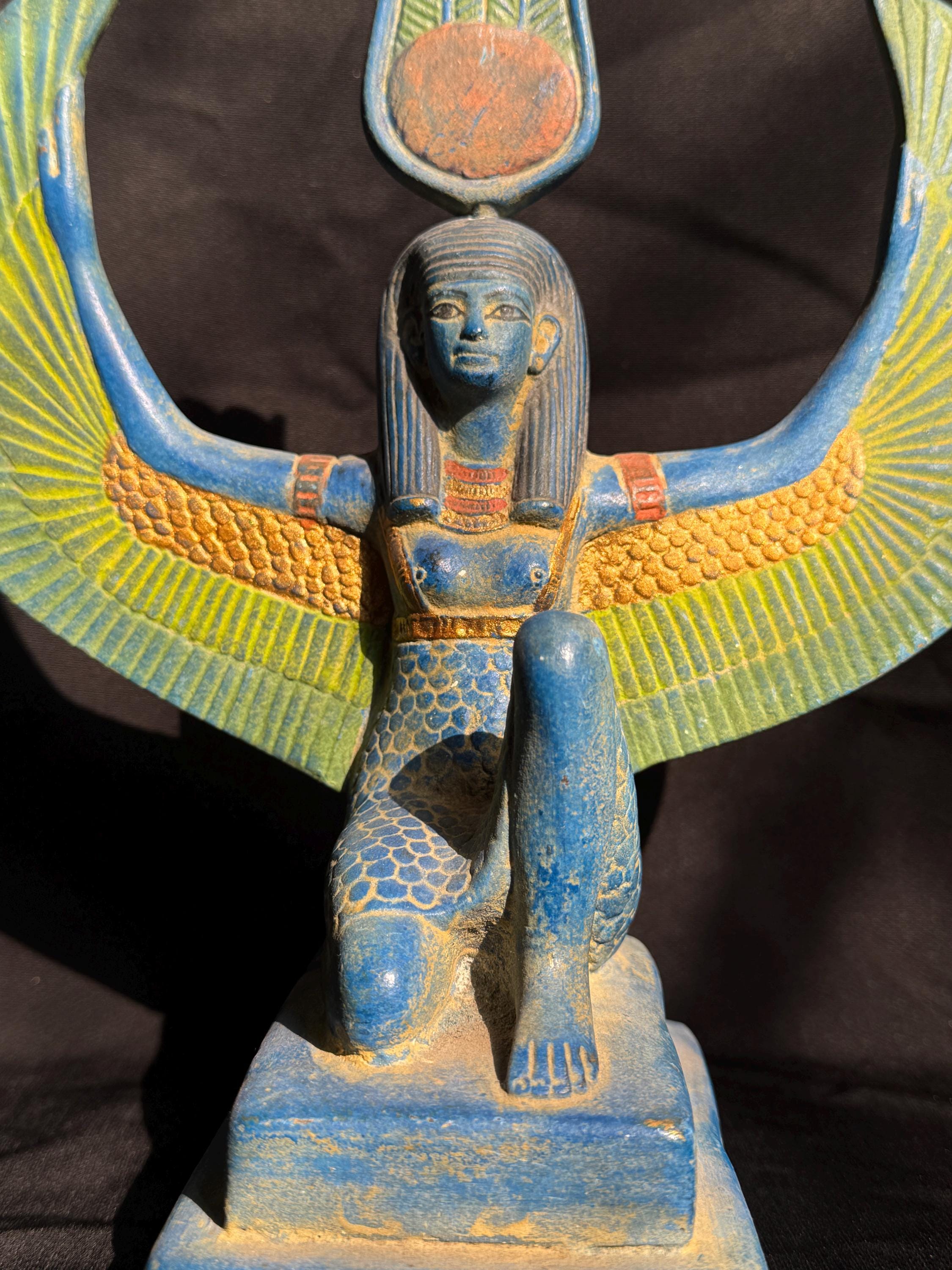 エジプトの女神マアトの翼を開いた像 マアト エジプトの工芸品 神聖な