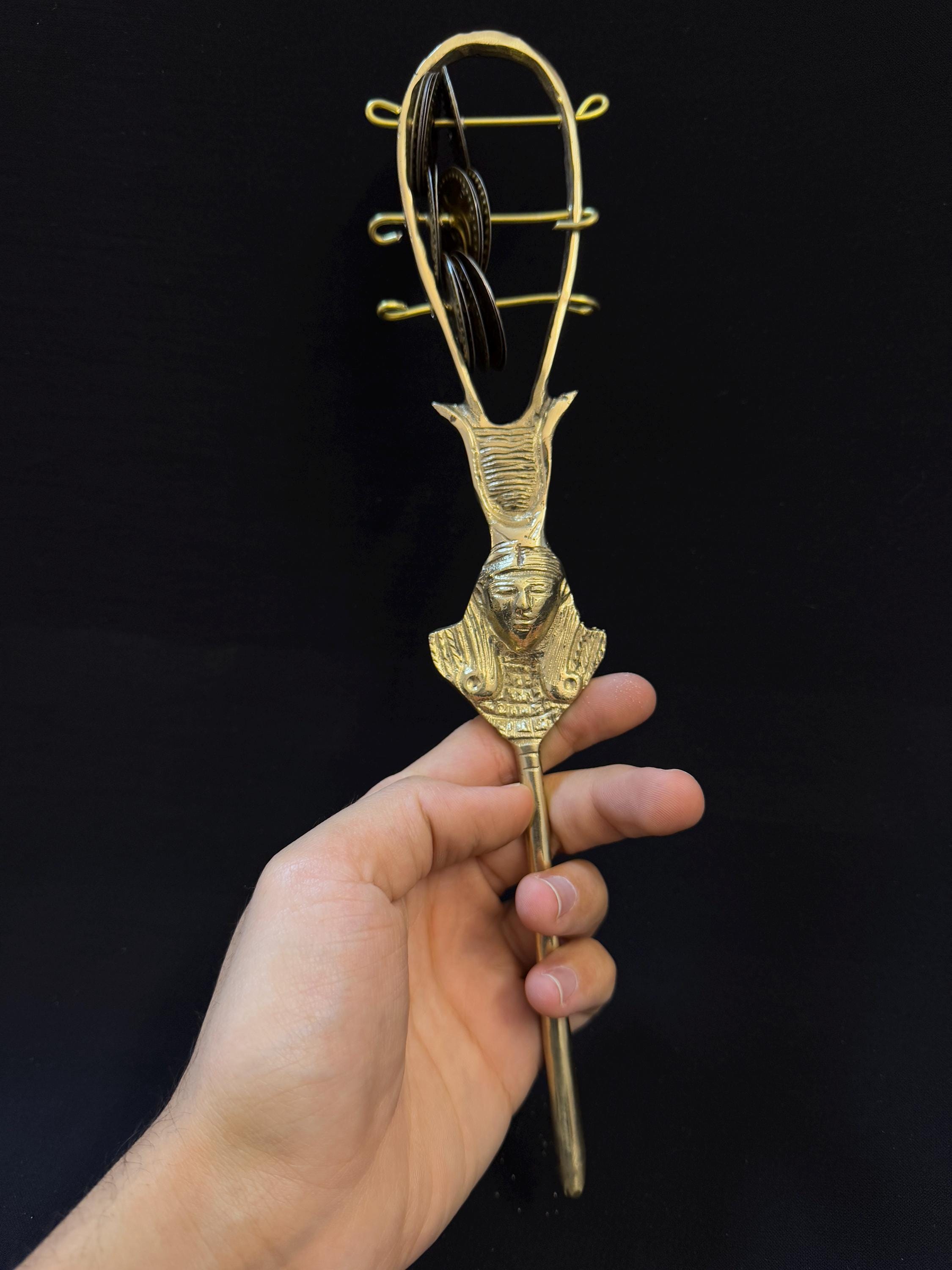 銅製の素晴らしい女神ハトホルのシストラム - 古代エジプトの神聖な