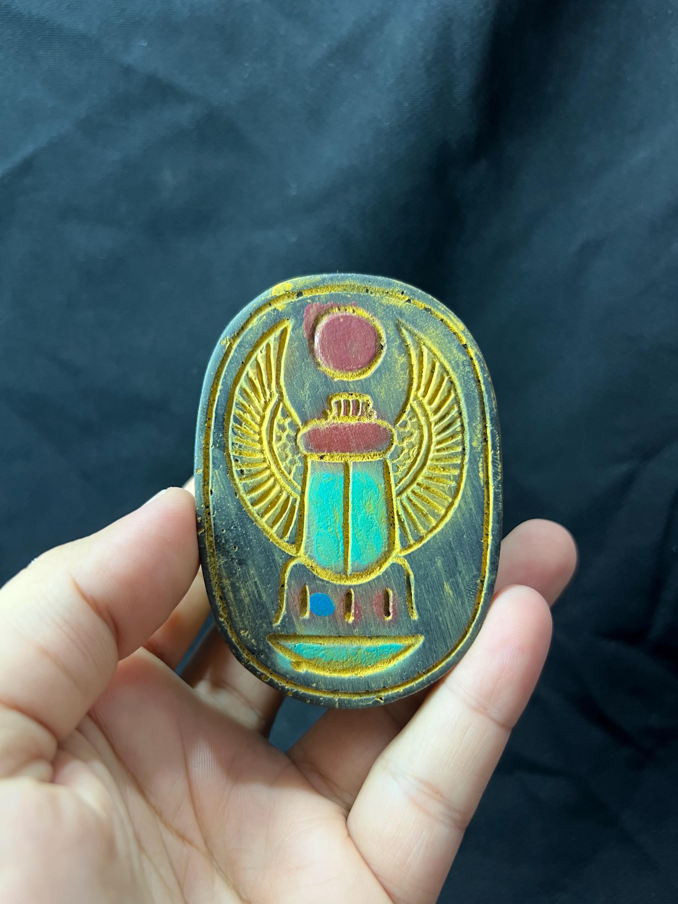 古代エジプトのスカラベのお守り、黒と金のターコイズで象形文字が刻