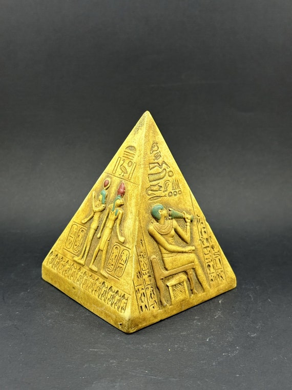 本物のエジプトピラミッド像。古代エジプトのユニークなシンボル。ギザ