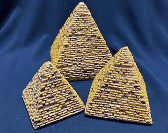 真鍮製エジプトピラミッド3個セット。手作りの古代エジプト装飾