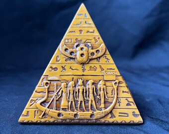 エジプトで作られた象形文字の彫刻が施されたエジプトの黄金の